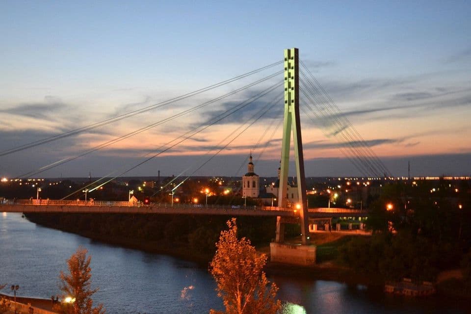 Мост влюблённых в Тюмени на закате